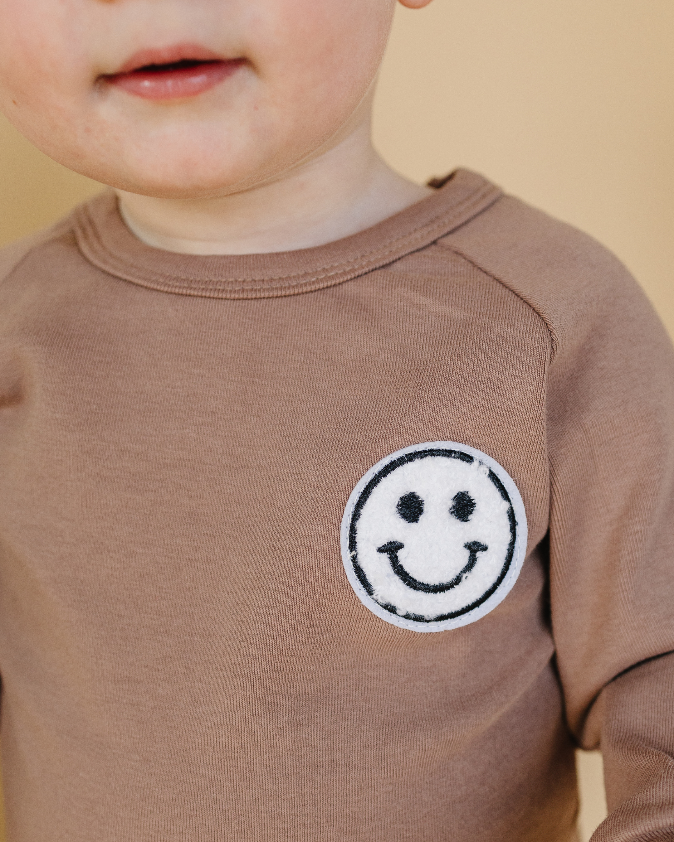 Lounge set smiley mocha featuring a soft tee with a playful smiley patch for kids and toddlers.