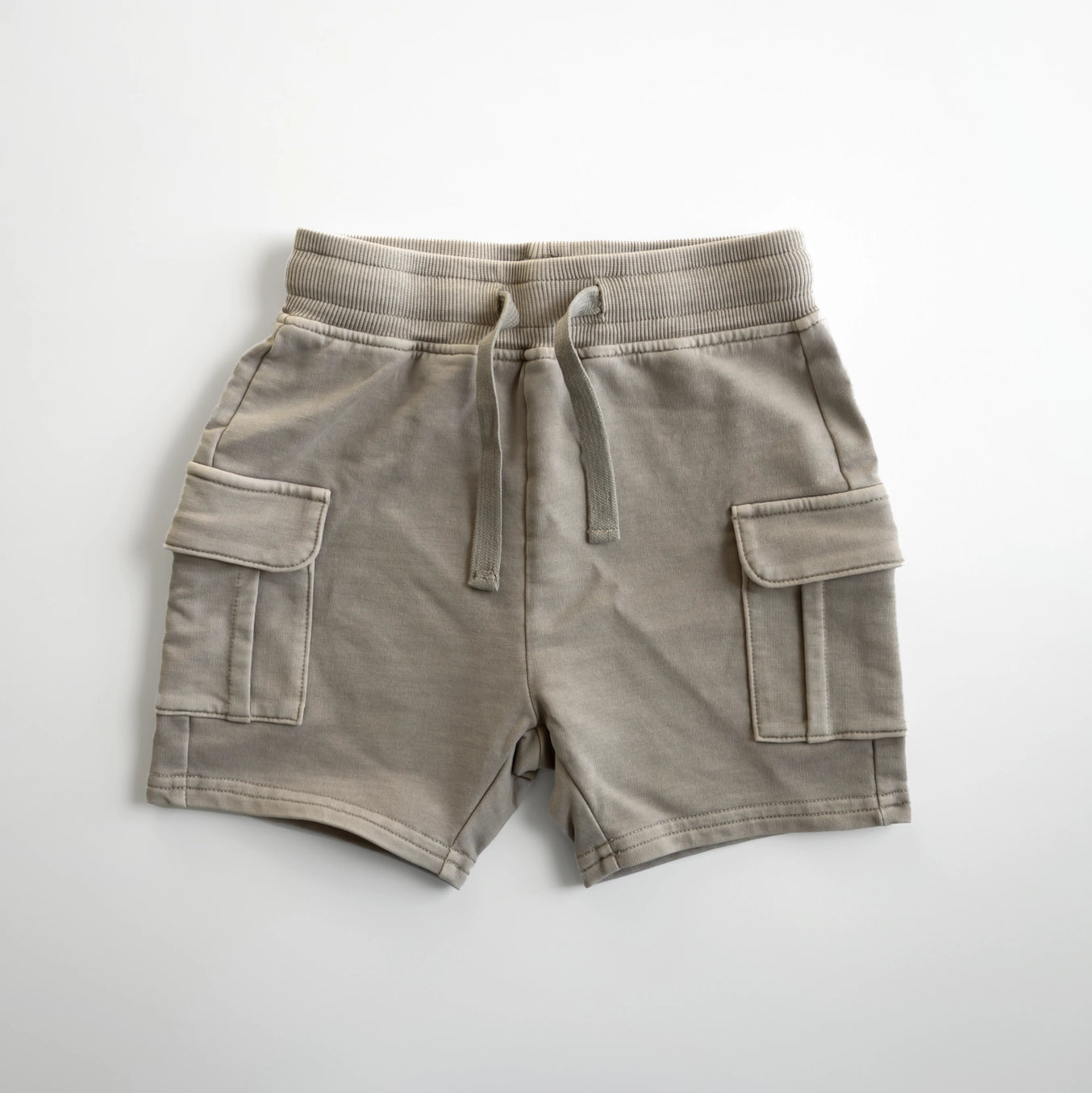 Tan acid wash cargo shorts for kids, featuring a stretchy waistband and multiple cargo pockets for adventure-ready style.