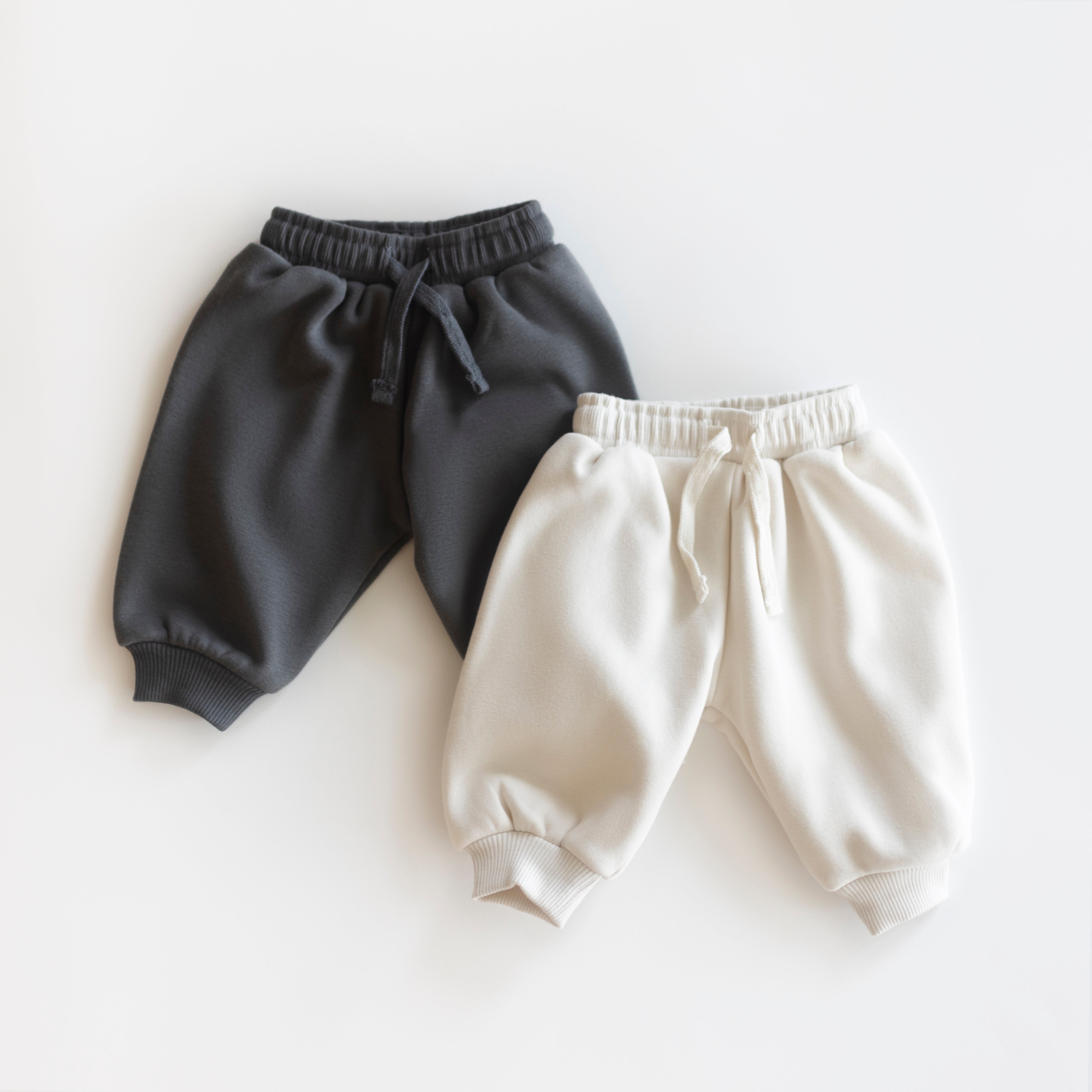 Oversized Sweatpant in black and white for babies and kids, perfect for cozy and relaxed days.